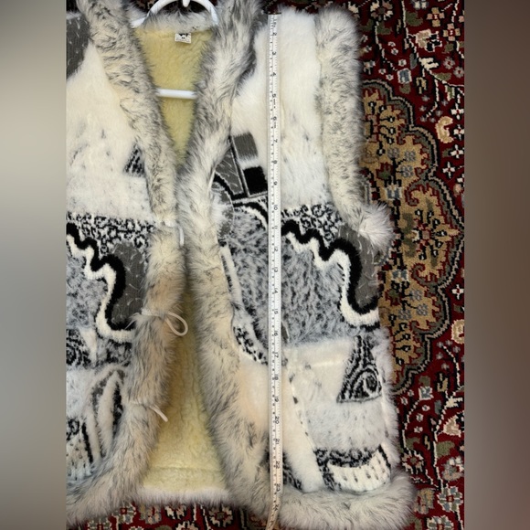 Faux fur vest, new no tags, made in Ukraine, measurements in photos - Picture 2 of 8